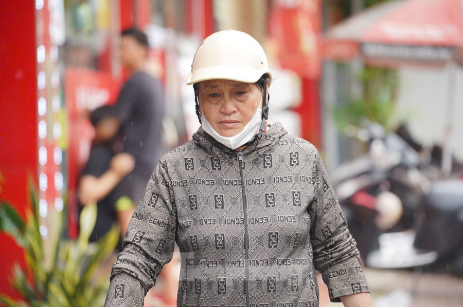 Người dân chờ đợi tin tức người nhà từ lực lượng chức năng. Ảnh: Đức Nguyễn. Người dân chờ đợi tin tức người nhà từ lực lượng chức năng. Ảnh: Đức Nguyễn.