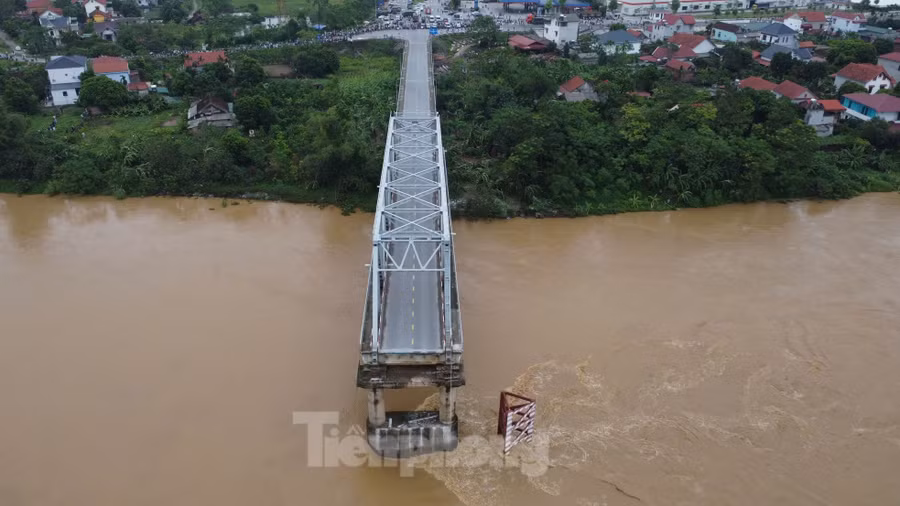 Cầu Phong Châu khánh thành từ 28/7/1995, được xây dựng với kết cấu dàn thép, có chiều dài gần 380 m. Năm 2013, cầu được sửa chữa. Đến tháng 9/2019, Phú Thọ ra lệnh cấm các phương tiện có trọng tải từ 18 tấn trở lên qua cầu này. Ảnh: Hoàng Mạnh Thắng.
