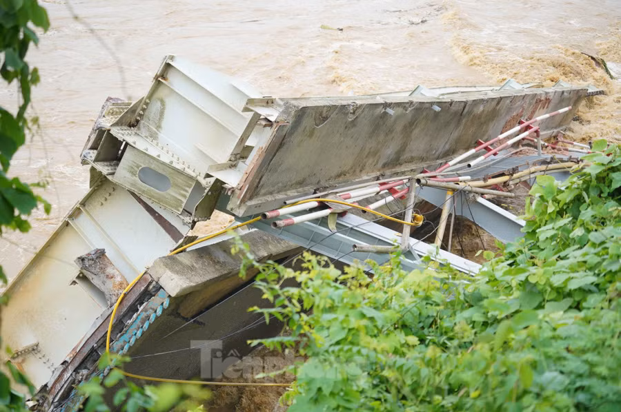 Mảng cầu Phong Châu nằm dưới lòng sông nước chảy xiết. Nhiều người dân địa phương cho biết cầu có dấu hiệu bị nghiêng trụ và rung lắc trước khi sập 10 phút. Ảnh: Đức Nguyễn.