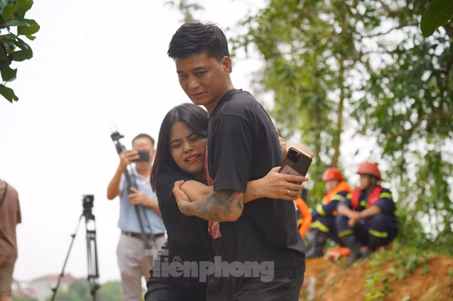 Người phụ nữ khóc ngất khi tìm kiếm người thân. Ảnh: Đức Nguyễn.