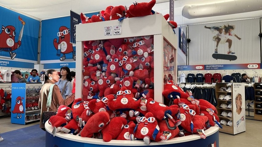 Linh vật của Thế Vận hội Olympic Paris 2024, chiếc mũ Phryges nhồi bông, biểu tượng của cuộc Cách mạng Pháp. (Ảnh: Thu Hà/TTXVN) Linh vật của Thế Vận hội Olympic Paris 2024, chiếc mũ Phryges nhồi bông, biểu tượng của cuộc Cách mạng Pháp. (Ảnh: Thu Hà/TTXVN)