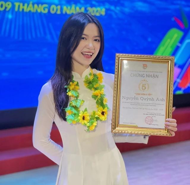 Nguyễn Quỳnh Anh rạng rỡ trong buổi lễ tuyên dương "Sinh viên 5 tốt" cấp T.Ư. Ảnh: NVCC Nguyễn Quỳnh Anh rạng rỡ trong buổi lễ tuyên dương "Sinh viên 5 tốt" cấp T.Ư. Ảnh: NVCC