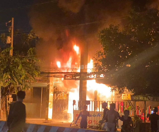 Quán karaoke Gia Hân ở Bình Dương bốc cháy trong đêm, nhiều người tháo chạy