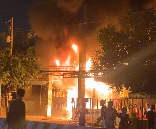 Quán karaoke Gia Hân ở Bình Dương bốc cháy trong đêm, nhiều người tháo chạy