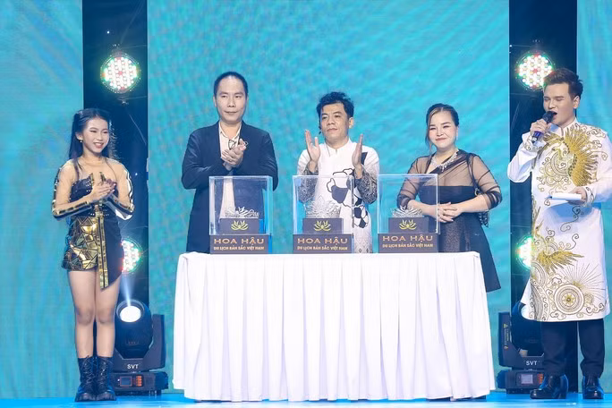 Nhà thiết kế nhí Huỳnh Tiểu My (bìa trái) là người thực hiện thiết kế vương miện Nhà thiết kế nhí Huỳnh Tiểu My (bìa trái) là người thực hiện thiết kế vương miện