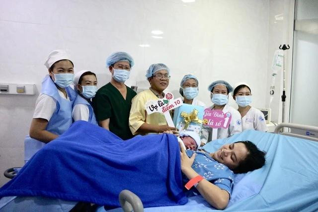 Sinh con vào khoảnh khắc 0 giờ không chỉ là niềm vui của gia đình các công dân nhí mà của cả y bác sĩ trực (Ảnh chụp tại Bệnh viện Từ Dũ). Ảnh: DU YÊN