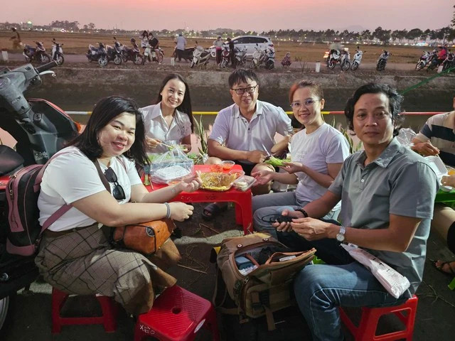 Khách đến ăn uống tại khu ẩm thực quê ở H.Long Điền. Ảnh: NGUYỄN LONG Khách đến ăn uống tại khu ẩm thực quê ở H.Long Điền. Ảnh: NGUYỄN LONG