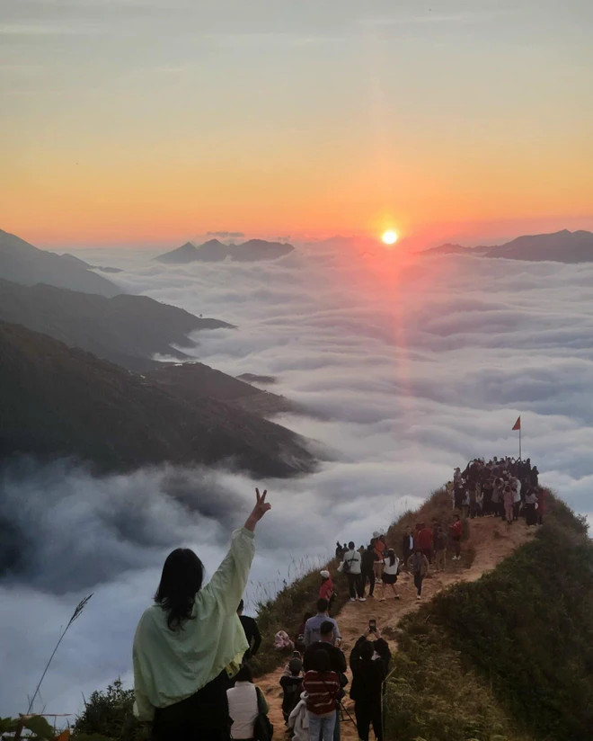 Biển mây ở Sống lưng khủng long Tà Xùa. (Nguồn: Vietnam+) Biển mây ở Sống lưng khủng long Tà Xùa. (Nguồn: Vietnam+)