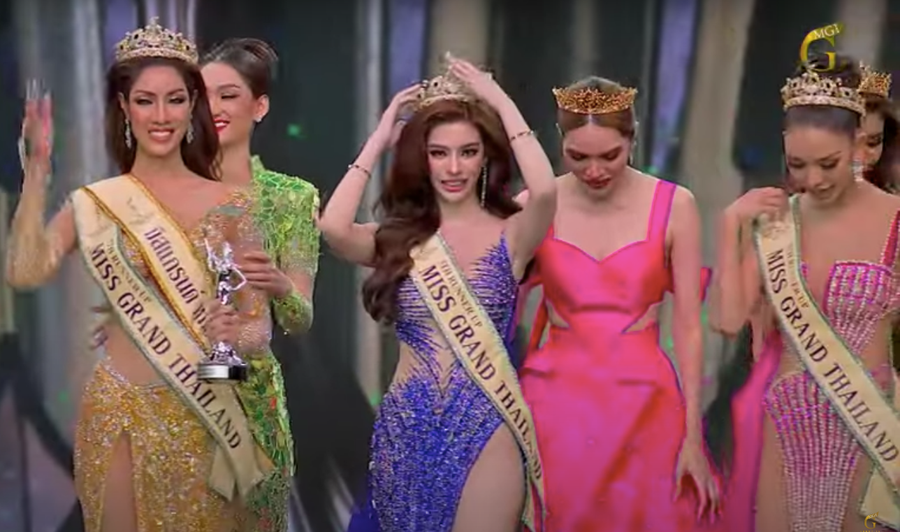 Pailiuus Prajakrattanakul (váy xanh) giành ngôi Á hậu 5 trong đêm chung kết.