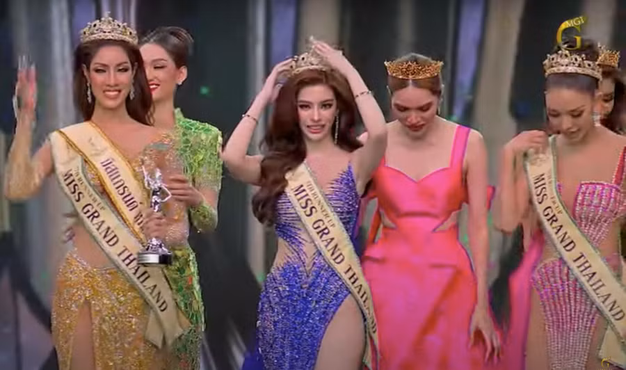 Pailiuus Prajakrattanakul (váy xanh) giành ngôi Á hậu 5 trong đêm chung kết.