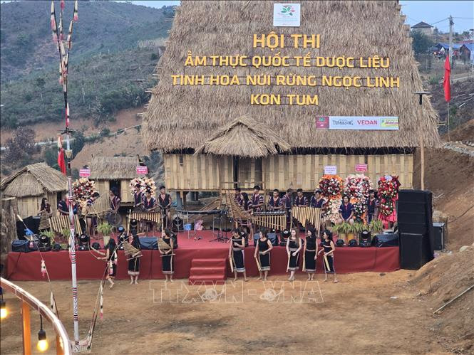 Chương trình nghệ thuật truyền thống của đồng bào Xơ Đăng tại Hội thi. Chương trình nghệ thuật truyền thống của đồng bào Xơ Đăng tại Hội thi.