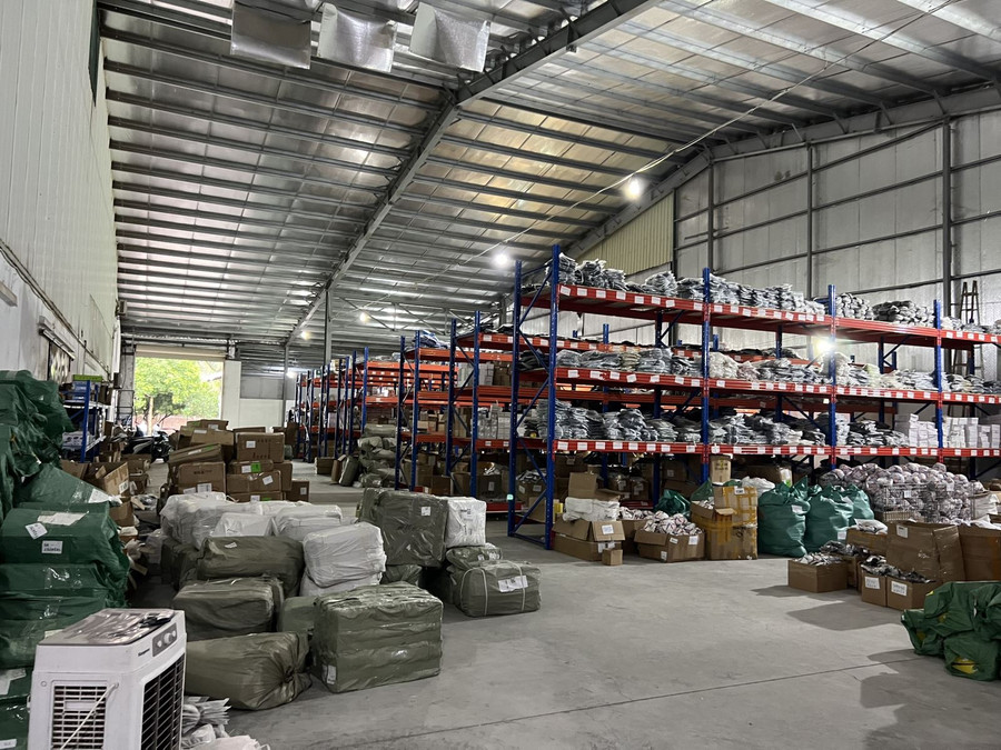 Kho hàng chứa hơn 2.000 sản phẩm máy tính bảng, điện thoại không rõ nguồn gốc. Kho hàng chứa hơn 2.000 sản phẩm máy tính bảng, điện thoại không rõ nguồn gốc.