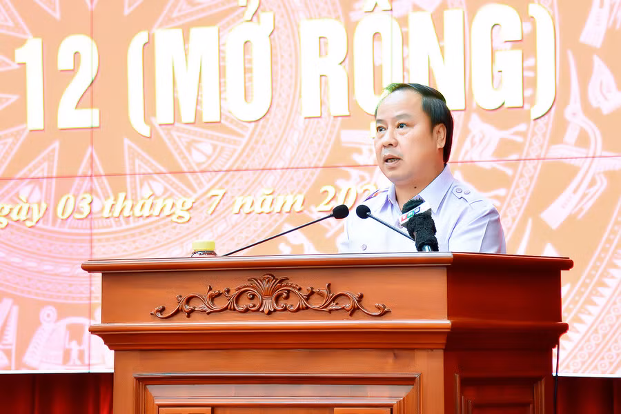 Phó Bí thư Thường trực Tỉnh ủy, Trưởng đoàn đại biểu Quốc hội tỉnh Châu Ngọc Tuấn báo cáo tại hội nghị. Ảnh: Đức Thụy