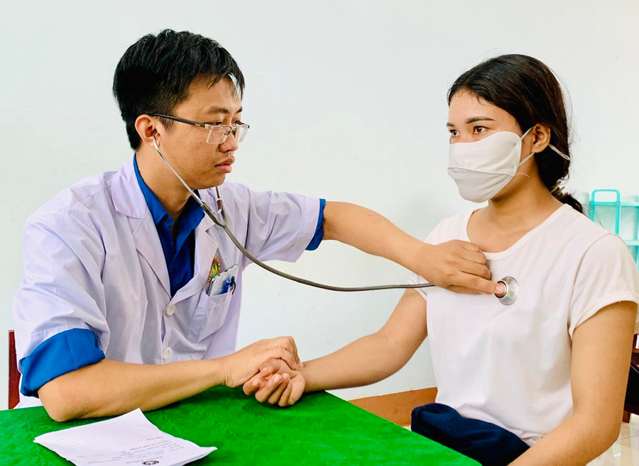 Bác sĩ thăm khám bệnh cho người dân xã Ia Pếch, huyện Ia Grai. Ảnh: N.N