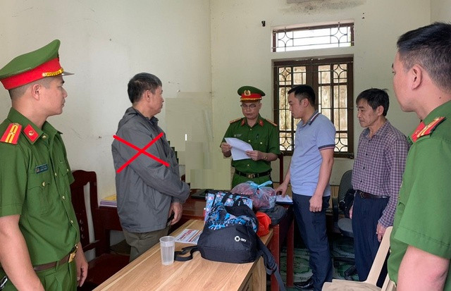 Công an tỉnh Hà Nam thi hành lệnh khởi tố, bắt giam người đàn ông viết đơn vu khống, xúc phạm danh dự Trưởng Công an xã Đồn Xá. Ảnh: Công an Hà Nam Công an tỉnh Hà Nam thi hành lệnh khởi tố, bắt giam người đàn ông viết đơn vu khống, xúc phạm danh dự Trưởng Công an xã Đồn Xá. Ảnh: Công an Hà Nam