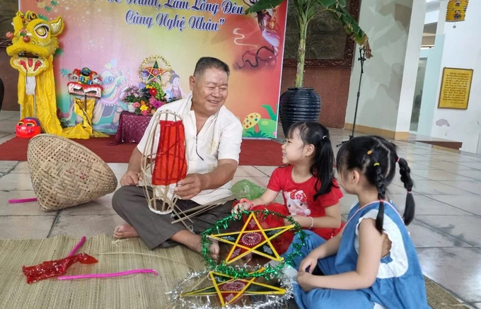 Những chiếc lồng đèn ông sao vẫn là món quà rất đặc biệt, đem lại niềm vui ngày Tết Trung thu