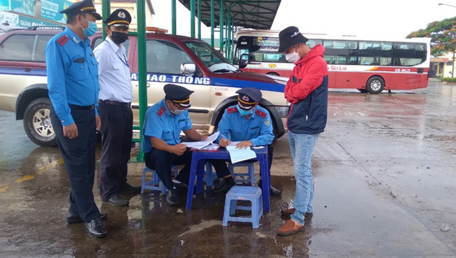 Lực lượng Thanh tra giao thông tiến hành lập biên bản đối với phương tiện không có dụng cụ thoát hiểm trên xe. Ảnh: Lê Anh