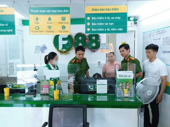 Lực lượng chức năng kiểm tra điểm kinh doanh của F88 tại Hà Tĩnh Lực lượng chức năng kiểm tra điểm kinh doanh của F88 tại Hà Tĩnh