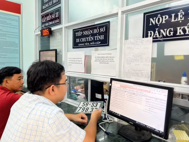 Khi bán xe người dân phải nộp lại biển số và đăng ký xe cho cơ quan đăng ký xe. Ảnh: Vũ Phượng