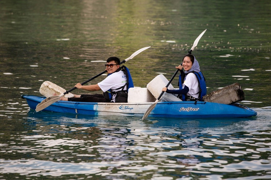 Một bộ phận giới trẻ thích những trải nghiệm vừa du lịch vừa tham gia dọn rác bảo vệ môi trường biển. (Ảnh minh họa: CTV/Vietnam+) Một bộ phận giới trẻ thích những trải nghiệm vừa du lịch vừa tham gia dọn rác bảo vệ môi trường biển. (Ảnh minh họa: CTV/Vietnam+)