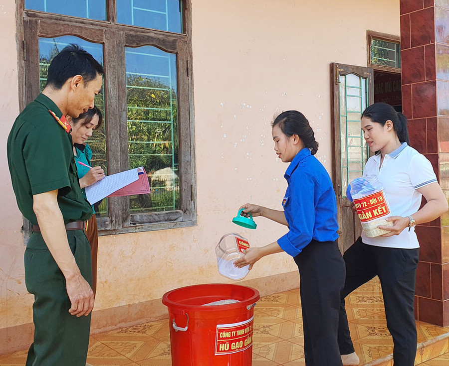 Mô hình &quot;Hũ gạo gắn kết&quot; của Công ty 72. Ảnh: V.H