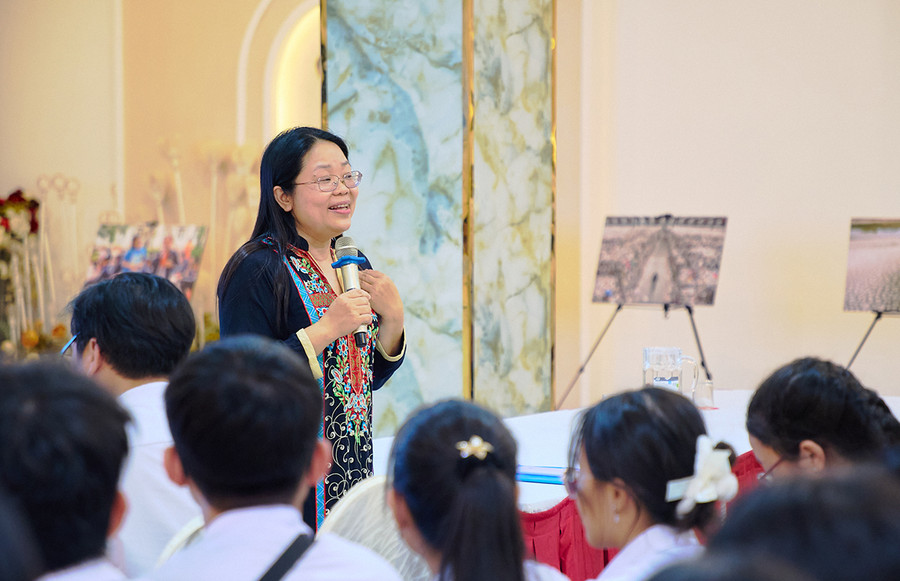 Bà Lê Anh Lan-Quyền trưởng Chương trình Giáo dục-Quỹ Nhi đồng Liên hợp quốc (UNICEF) Việt Nam giao lưu, giải đáp thắc mắc của học sinh tại hội thảo. Ảnh: Mộc Trà Bà Lê Anh Lan-Quyền trưởng Chương trình Giáo dục-Quỹ Nhi đồng Liên hợp quốc (UNICEF) Việt Nam giao lưu, giải đáp thắc mắc của học sinh tại hội thảo. Ảnh: Mộc Trà