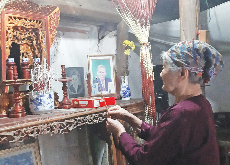 Bà Lê Thị Sang trước bàn thờ Anh hùng Lê Công Khai. Ảnh: N.Q.T Bà Lê Thị Sang trước bàn thờ Anh hùng Lê Công Khai. Ảnh: N.Q.T