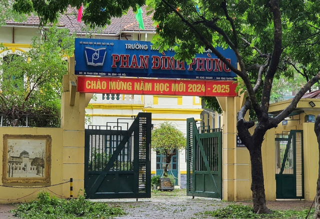 Nhiều trường học trên địa bàn Hà Nội bị thiệt hại về cơ sở vật chất do bão. Nhiều trường học trên địa bàn Hà Nội bị thiệt hại về cơ sở vật chất do bão.