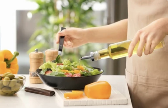 Bác sĩ chỉ ra loại thịt tốt nhất bạn nên ăn để ngăn ngừa đột quỵ - Ảnh 1. Chế độ ăn Địa Trung Hải vừa giảm tỷ lệ đột quỵ, giảm các cơn đau tim và cả tỷ lệ tử vong. Ảnh: Shutterstock