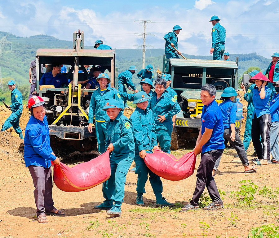 Đoàn viên, thanh niên cùng lực lượng dân quân tự vệ huyện Chư Păh vận chuyển đất đắp hai bên đường giao thông để chống sạt lở. Ảnh: P.L Đoàn viên, thanh niên cùng lực lượng dân quân tự vệ huyện Chư Păh vận chuyển đất đắp hai bên đường giao thông để chống sạt lở. Ảnh: P.L