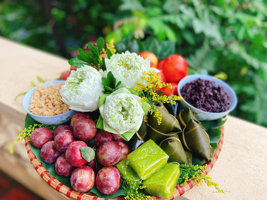Chị Nguyễn Trang (27 tuổi, ở Thái Nguyên) cũng tự tay chuẩn bị mâm cúng Tết Đoan Ngọ vô cùng đẹp mắt. Chị mất khoảng 45 phút để bày biện lên mâm cúng gồm: rượu nếp trắng, rượu nếp cẩm, vải, mận, đào, hoa sen, trầu cau bánh cốm và bánh gio. Ảnh: TRANG NGUYỄN Chị Nguyễn Trang (27 tuổi, ở Thái Nguyên) cũng tự tay chuẩn bị mâm cúng Tết Đoan Ngọ vô cùng đẹp mắt. Chị mất khoảng 45 phút để bày biện lên mâm cúng gồm: rượu nếp trắng, rượu nếp cẩm, vải, mận, đào, hoa sen, trầu cau bánh cốm và bánh gio. Ảnh: TRANG NGUYỄN