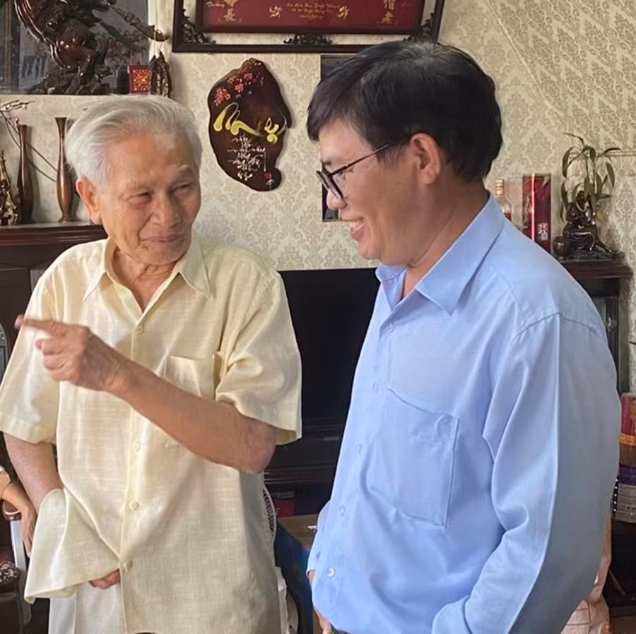 Ông Diệp Năng Thông với tác giả tại nhà Ông tại 31 Lê Lợi, TP. Pleiku. Ảnh: Xuân Hiền