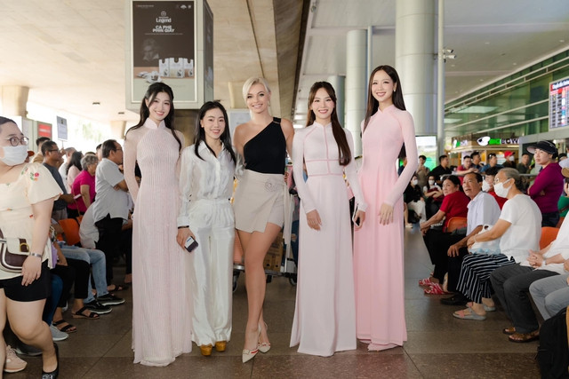 Đương kim Hoa hậu thế giới Karolina Bielawska tới VN dự chung kết Miss World Vietnam 2023 - Ảnh 3. Thạc sĩ Phạm Kim Dung, các giám khảo Miss World Vietnam 2023 và Miss World 2022 Karolina Bielawska tại sân bay Tân Sơn Nhất (TP.HCM)