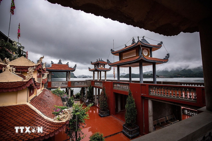 Đền bà Chúa Thác Bờ là điểm du lịch nổi tiếng của tỉnh Hòa Bình. (Ảnh Trọng Đạt/TTXVN) Đền bà Chúa Thác Bờ là điểm du lịch nổi tiếng của tỉnh Hòa Bình. (Ảnh Trọng Đạt/TTXVN)