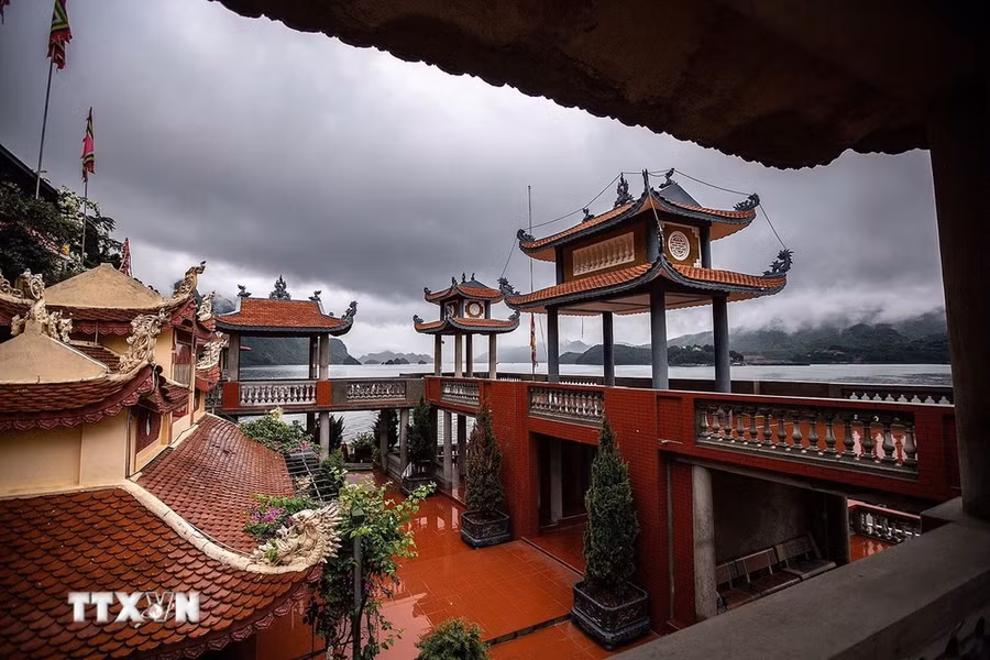 Đền bà Chúa Thác Bờ là điểm du lịch nổi tiếng của tỉnh Hòa Bình. (Ảnh Trọng Đạt/TTXVN)