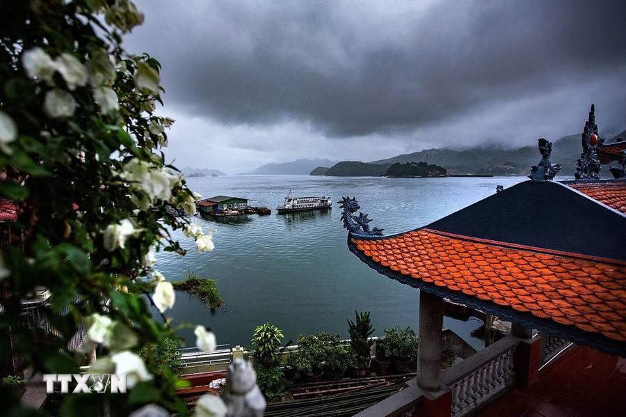 Từ đền Chúa Thác Bờ du khách sẽ được thưởng lãm cảnh quan của hồ Hòa Bình thơ mộng. (Ảnh Trọng Đạt/TTXVN) Từ đền Chúa Thác Bờ du khách sẽ được thưởng lãm cảnh quan của hồ Hòa Bình thơ mộng. (Ảnh Trọng Đạt/TTXVN)