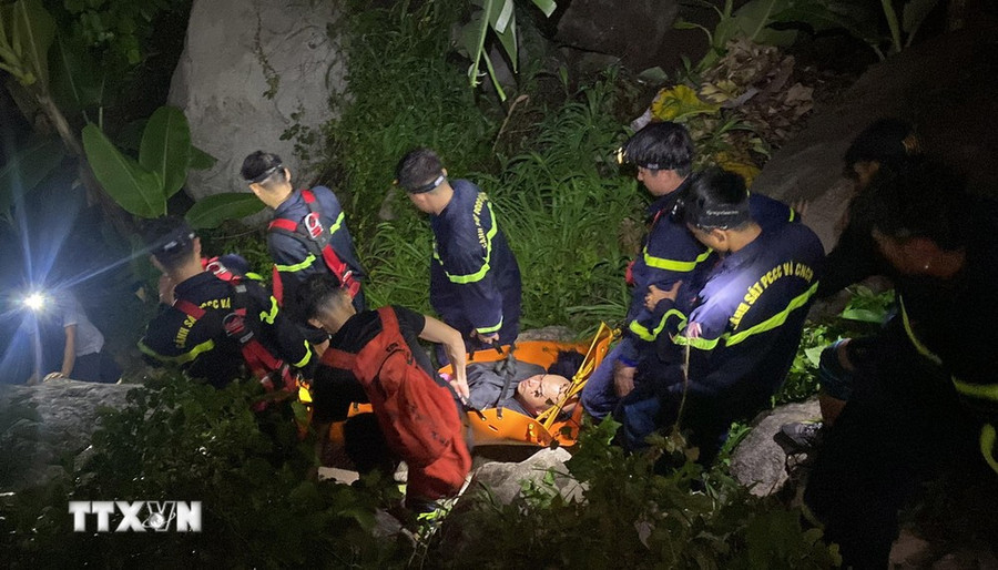 Lực lượng Phòng Cảnh sát Phòng cháy, chữa cháy và cứu nạn, cứu hộ Công an tỉnh Tây Ninh và Ban Quản lý Khu du lịch Quốc gia núi Bà Đen chuyển các du khách xuống núi. (Ảnh: TTXVN phát)