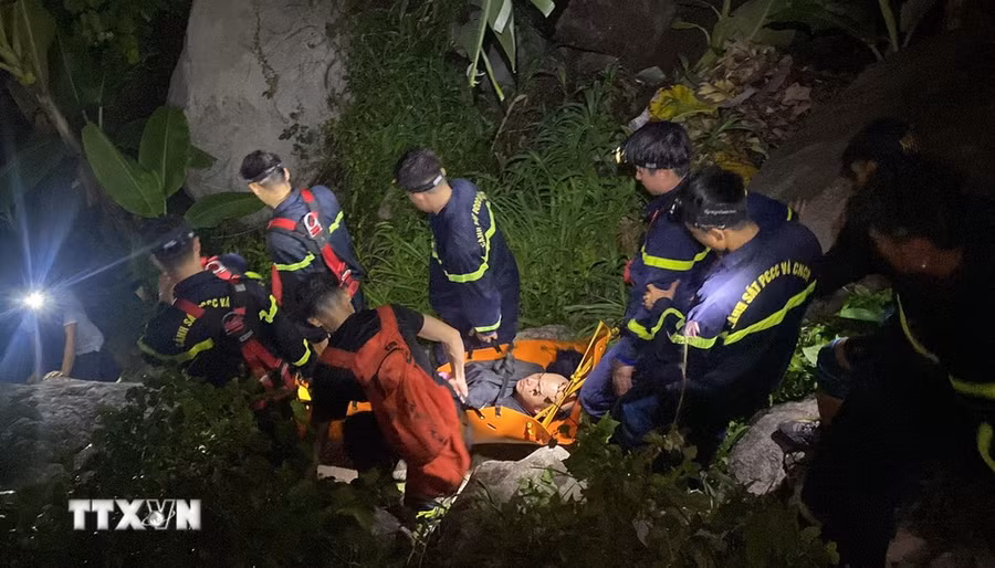 Lực lượng Phòng Cảnh sát Phòng cháy, chữa cháy và cứu nạn, cứu hộ Công an tỉnh Tây Ninh và Ban Quản lý Khu du lịch Quốc gia núi Bà Đen chuyển các du khách xuống núi. (Ảnh: TTXVN phát)