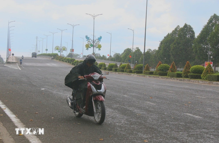 Mưa tại thành phố Vị Thanh, Hậu Giang. (Ảnh: Duy Khương/TTXVN) Mưa tại thành phố Vị Thanh, Hậu Giang. (Ảnh: Duy Khương/TTXVN)