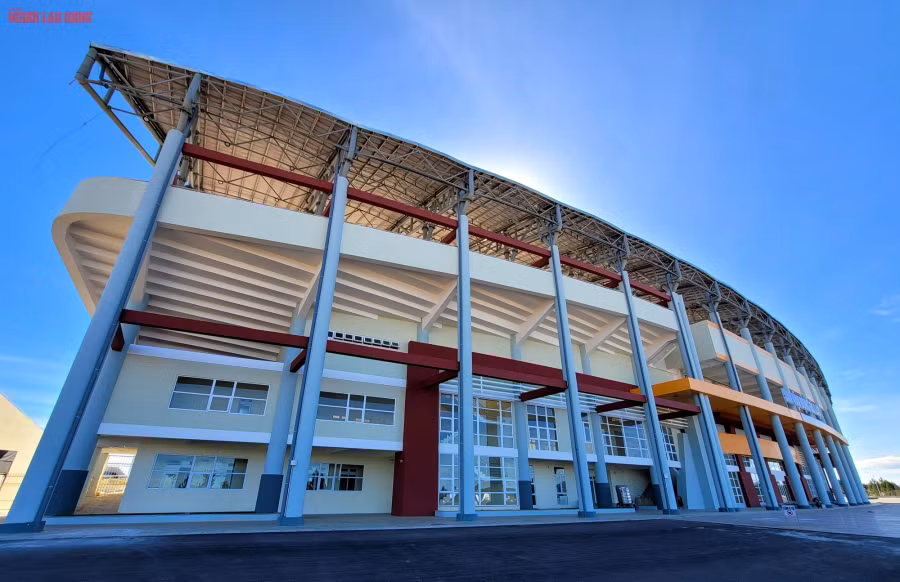 Công trình này là hạng mục chính của dự án Khu Liên hợp Văn hóa - Thể thao tỉnh Lâm Đồng. Đến nay, sân đã hoàn tất khâu xây dựng, đang trong quá trình nghiệm thu và ấn định thời hạn khánh thành trong tháng 12-2023. Đây cũng là thời gian kỷ niệm 130 năm Đà Lạt hình thành và phát triển.