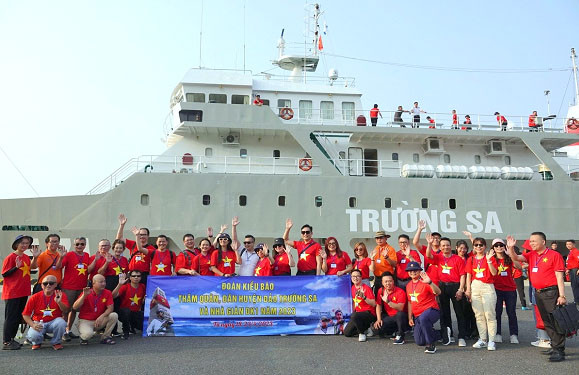 Kiều bào được tạo điều kiện ra thăm quần đảo Trường Sa, tháng 4/2023. Ảnh: Báo Tiền phong.