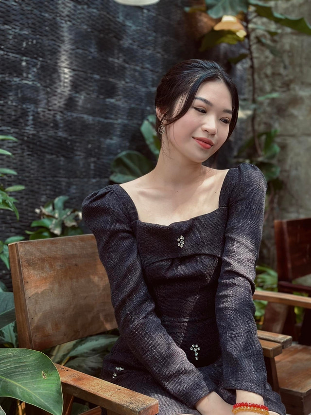 Lê Khắc Anna sinh ra trong một gia đình có truyền thống nghệ thuật khi ông nội, bố và mẹ đều là nhạc sĩ. Nữ sinh 19 tuổi thấy hạnh phúc khi nhận được sự ủng hộ từ gia đình, bạn bè khi thi Hoa hậu Thế giới Việt Nam 2023 để phát triển bản thân, trau dồi tài năng. Ảnh: FBNV Lê Khắc Anna sinh ra trong một gia đình có truyền thống nghệ thuật khi ông nội, bố và mẹ đều là nhạc sĩ. Nữ sinh 19 tuổi thấy hạnh phúc khi nhận được sự ủng hộ từ gia đình, bạn bè khi thi Hoa hậu Thế giới Việt Nam 2023 để phát triển bản thân, trau dồi tài năng. Ảnh: FBNV