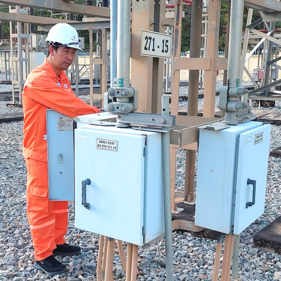 Ông Nguyễn Ngọc Chín là một trong 4 tác giả đang kiểm tra bảo dưỡng các dao cách ly 220 kV tại Nhà máy thủy điện Sê San 3. Ảnh: Đinh Yến