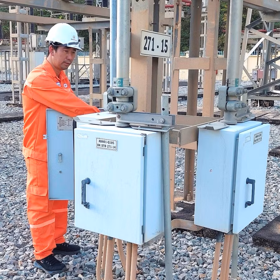 Ông Nguyễn Ngọc Chín là một trong 4 tác giả đang kiểm tra bảo dưỡng các dao cách ly 220 kV tại Nhà máy thủy điện Sê San 3. Ảnh: Đinh Yến