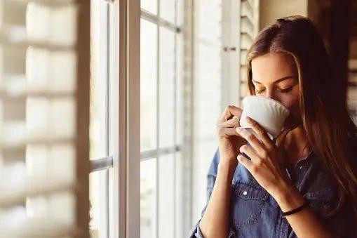 Uống cà phê nóng có thể khiến bạn cảm thấy thư giãn hơn. Ảnh Pexels