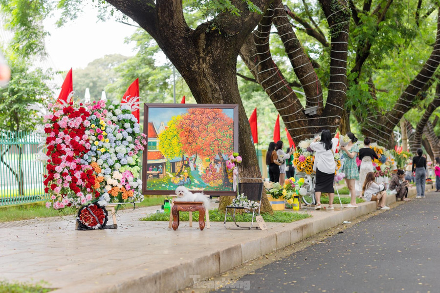 Từ sáng sớm, đường Phan Đình Giót (phường Tân Tiến) với những bức bích họa đầy ấn tượng nằm kề bên hàng cây cổ thụ phủ bóng tuyệt đẹp, thu hút nhiều người dân và du khách đến đây.