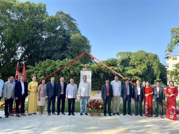 Đoàn công tác tỉnh Lâm Đồng dâng hoa tưởng niệm Chủ tịch Hồ Chí Minh tại công viên mang tên Người ở thủ đô La Habana. (Ảnh: TTXVN phát) Đoàn công tác tỉnh Lâm Đồng dâng hoa tưởng niệm Chủ tịch Hồ Chí Minh tại công viên mang tên Người ở thủ đô La Habana. (Ảnh: TTXVN phát)