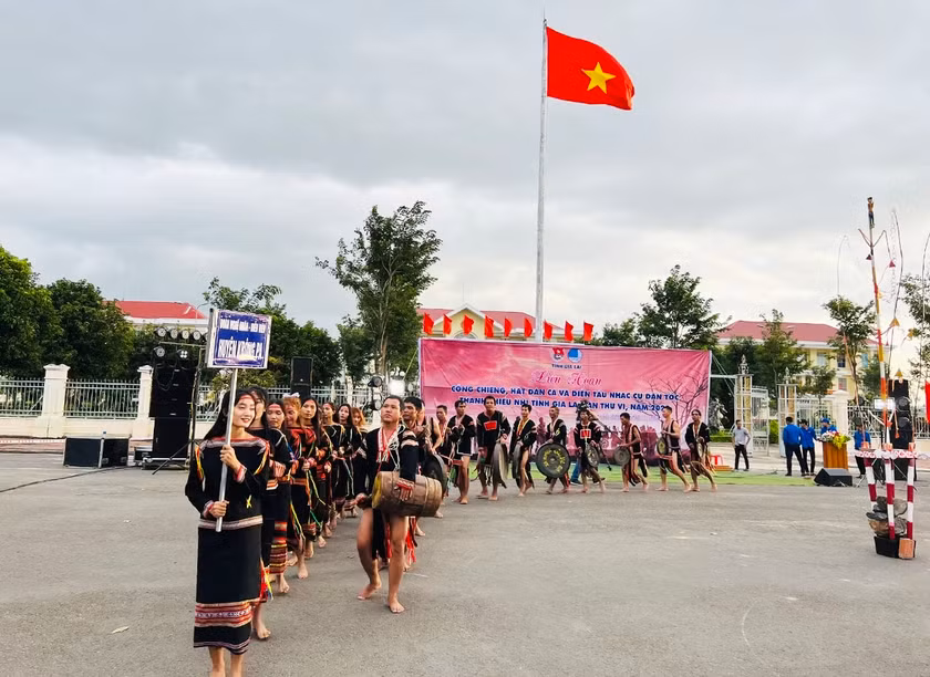 Đội thi huyện Krông Pa biểu diễn cồng chiêng tại Liên hoan cồng chiêng, hát dân ca và diễn tấu nhạc cụ dân tộc thanh thiếu nhi toàn tỉnh lần thứ VI. Ảnh: P.L