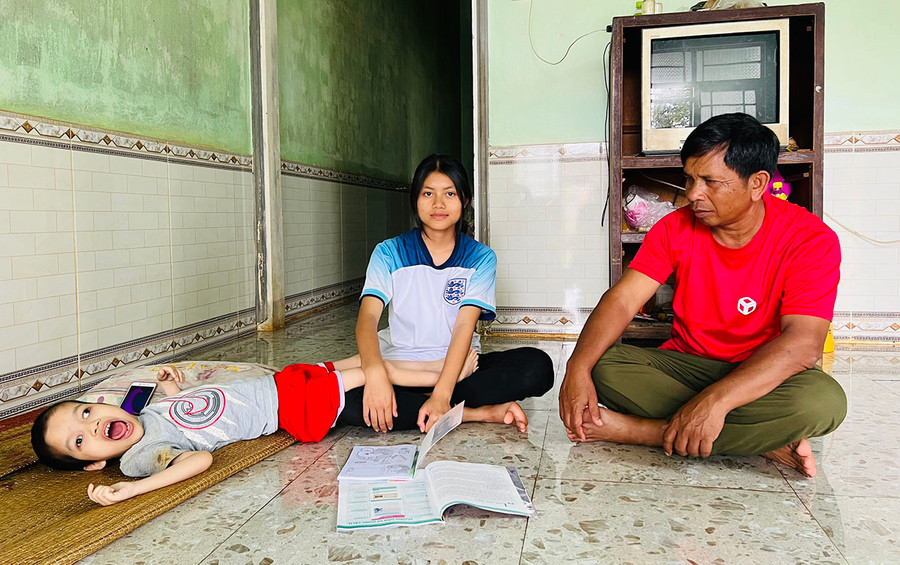 Dù gặp nhiều khó khăn nhưng em H'Khương (ở giữa) luôn nỗ lực trong học tập. Ảnh: T.B Dù gặp nhiều khó khăn nhưng em H'Khương (ở giữa) luôn nỗ lực trong học tập. Ảnh: T.B