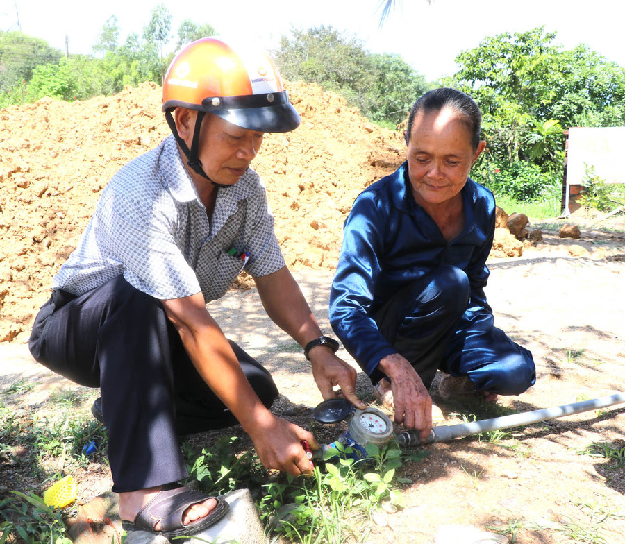 Người dân thôn An Thượng 3, xã Song An (thị xã An Khê ) phấn khởi khi nước sạch về thôn. Ảnh: Ngọc Minh Người dân thôn An Thượng 3, xã Song An (thị xã An Khê ) phấn khởi khi nước sạch về thôn. Ảnh: Ngọc Minh